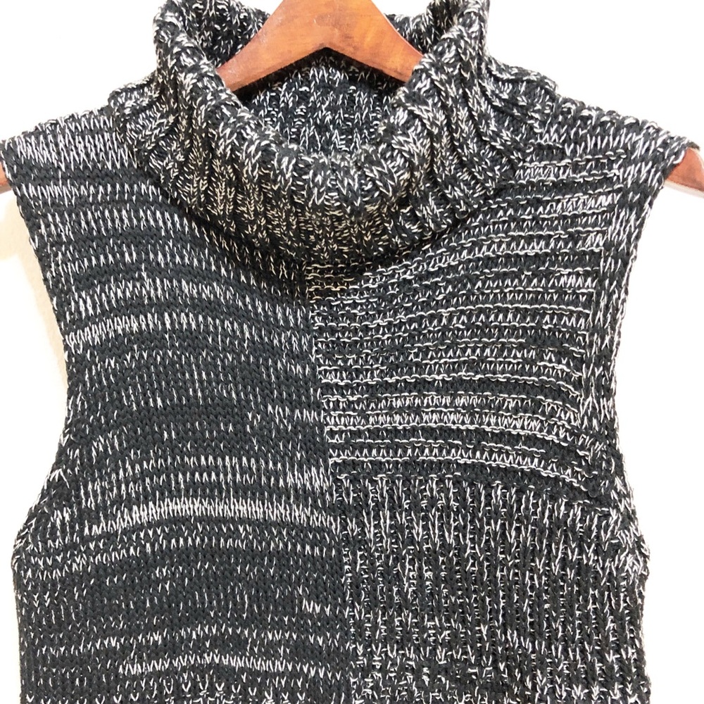 M Rena |  Turtleneck Sleeveless Knitted Blouse | L